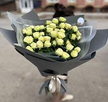 Букет Белые кустовые розы Солинеро в Харабали