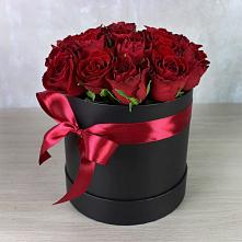 Цветочная композиция из Розы в шляпной коробке в Харабали