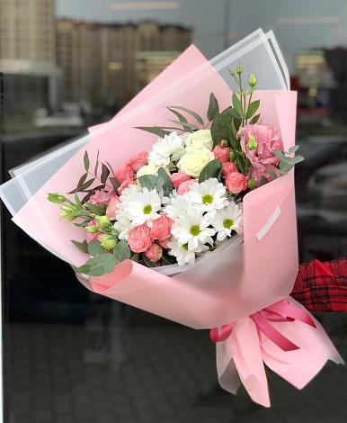 Букет цветов из: Розы, Лизиантусы и Хризантемы в Харабали